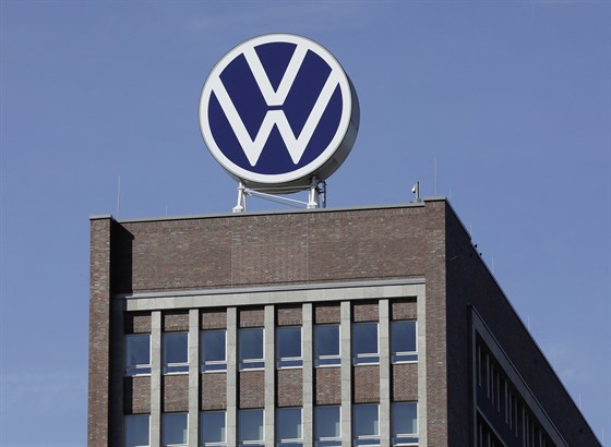 Nová jednodušší verze znaku Volkswagenu na budově wolfsburské centrály…