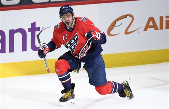 Alexandr Ovečkin z Washington Capitals oslavuje svůj 718. gól v NHL.