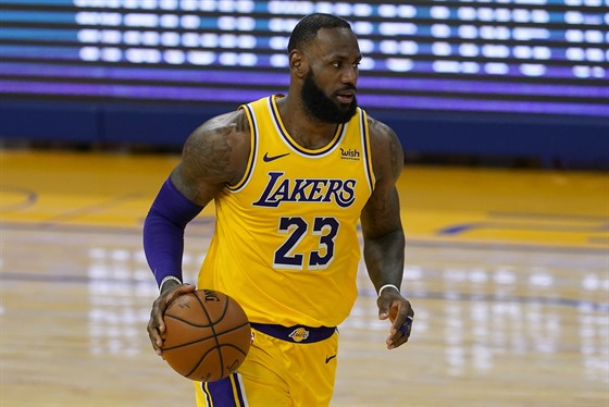 LeBron James rozehrává akci Los Angeles Lakers.