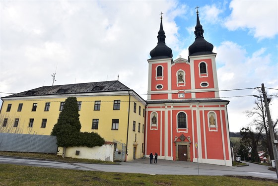 Zašovský klášter trinitářů navazuje na budovu kostela  Navštívení Panny Marie...