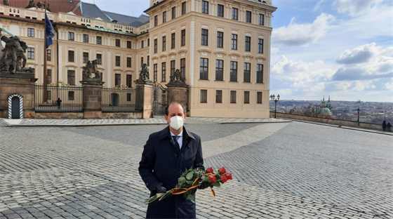 Nmecký velvyslanec Christoph Israng pináí kvtiny  na Hradanském námstí v...