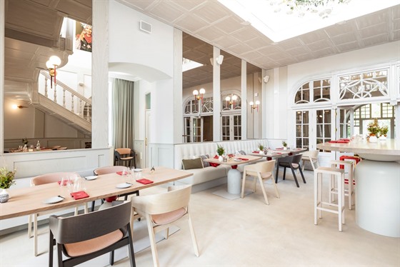 Stylový Interiér nové restaurace vhodn doplnila idlová kesla Merano a barové...