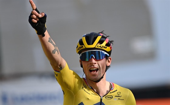 Slovinský cyklista Primož Roglič projíždí vítězně cílem 4. etapy závodu Paříž -...