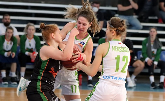 Ema Mihaljevičová z SBŠ Ostrava se přetahuje o míč s brněnskou Adélou Buřtovou.
