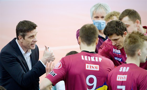 Liberečtí volejbalisté poslouchají pokyny trenéra Michala Nekoly.