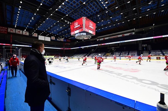 Majitel hokejového Dynama sleduje výkon svých hráčů.