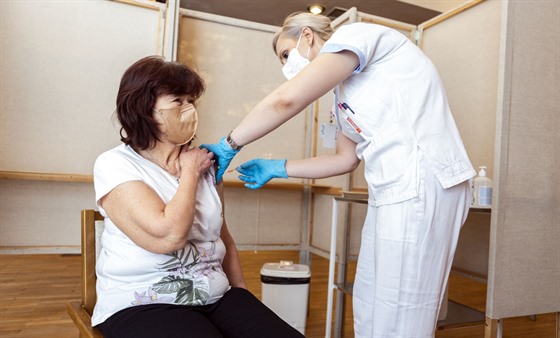 Budova Společenského centra v Prostějově se proměnila v posilové očkovací...