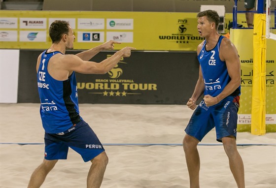 Ondřej Perušič (vlevo) a David Schweiner se radují z triumfu na turnaji v Dauhá.
