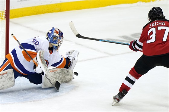 Pavel Zacha z New Jersey nepřekonal Ilju Sorokina z New York Islanders.
