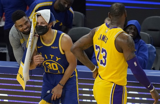 LeBron James (23) z LA Lakers sleduje oslavující Kenta Bazemora (vlevo) a...