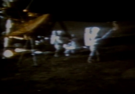 Screenshot z videa se záznamem z golfového odpalu míčku na Měsíci při misi...