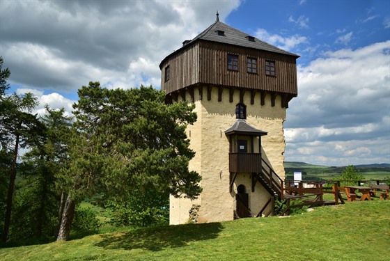 Nejprve se stabilizovala Karlovarská věž, opravilo se zdivo a následně věž...