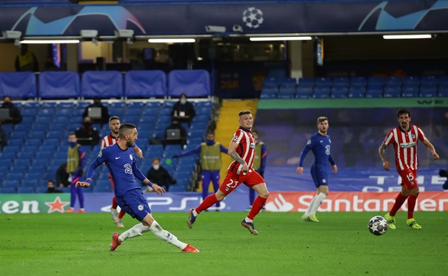 Chelsea vede o poločase nad Atlétikem, Lazio v Mnichově prohrává