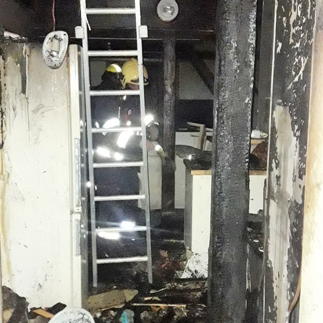 V domě v Plzni začalo hořet, záchranáři evakuovali obyvatele
