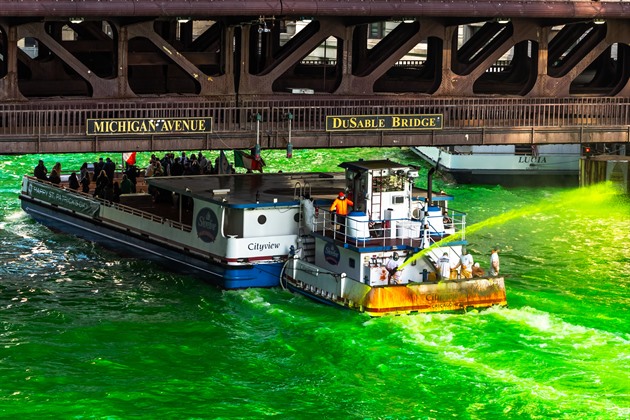 Celé město zelené: v New Yorku na svatého Patrika zeleni, pivu a veselícím se Irčanům neuniknete