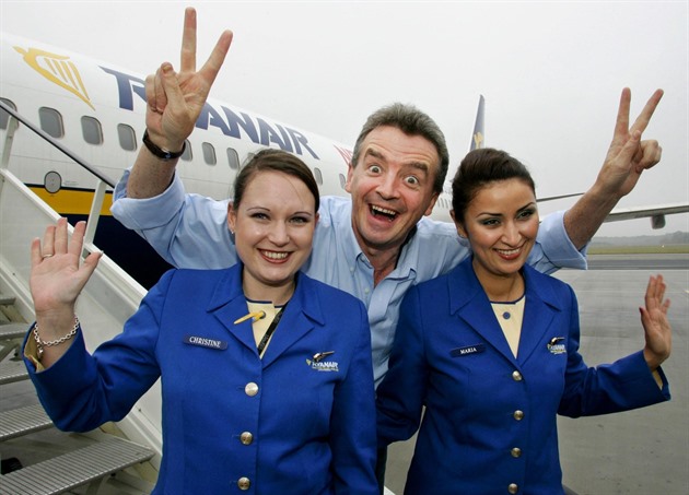 Polsko pořádá vojenskou přehlídku, končí dvoudenní stávka pilotů firmy Ryanair v Belgii