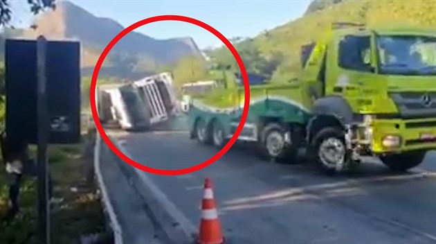 VIDEO: Odtahovka se s překoceným kamionem nepárala, odvlekla ho