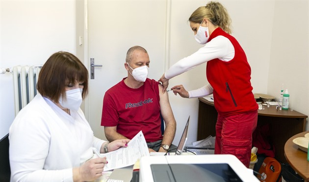 Okování proti koronaviru zajiují i zdravotníci  dobrovolníci eského...