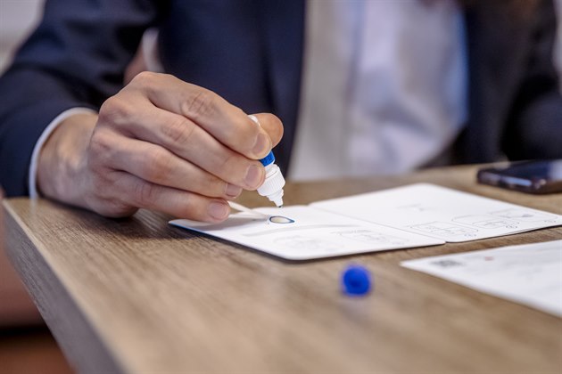 Poslanci se zaali sami testovat antigenními testy, které by se mly pouívat...