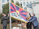 Karlovarsk� kraj v�bec poprv� vyv�sil p�ed budovou krajsk�ho ��adu tibetskou...