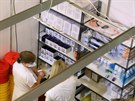 Zdravotní sestry pipravují dávky vakcíny v novém okovacím centru v chebském...