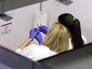 Zdravotní sestry pipravují dávky vakcíny v novém okovacím centru v chebském...