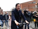 Nizozemský premiér Mark Rutte dorazil k parlamentním volbám na kole. (17....