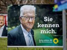 Volební plakát ukazuje Winfrieda Kretschmanna ze strany Zelených, jen...