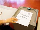 Volební pracovník ve Freiburgu ve stát Bádensko-Württembersko kontroluje...