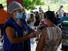Zdravotnice podává en v brazilském Manaus vakcínu proti koronaviru. (15....