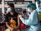 Zdravotnice v thajském Bangkoku podává en vakcínu proti covidu-19 od ínské...