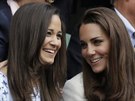 Pippa Middletonová a vévodkyn Kate na Wimbledonu (2012)