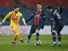 Lionel Messi (Barcelona) nahrává balon mezi Maurem Icardim (uprosted) a...