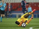 Ousmané Dembelé z Barcelony padá v bolestech k zemi v zápase s Paris St....