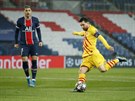 Lionel Messi (Barcelona) napahuje ke stele uvnit vápna PSG.
