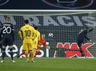 Kylian Mbappé (Paris St. Germain) promuje pokutový kop proti Barcelon.