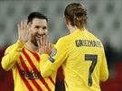 Lionel Messi slaví gól se spoluhráem z Barcelony Antoinem Griezmannem.