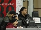 Zlatan Ibrahimovi (vpravo) sleduje zápas AC Milán proti Neapoli ze stídaky.