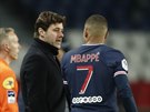 Kylian Mbappé (vpravo) z PSG naslouchá pokynm trenéra Mauricia Pochettina v...