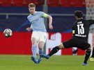 Kevin De Bruyne (Manchester City) kroutí pihrávku okolo Larse Stindla z...