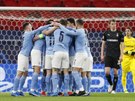 Fotbalisté Manchesteru City se radují z gólu, který vstelil Kevin De Bruyne.