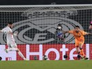 Karim Benzema má po chyb v rozehrávce gólmana Atalanty Marca Sportiella ped...