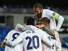Fotbalisté Realu Madrid se radují z gólu v ele s kapitánem Sergiem Ramosem...