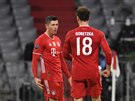 Robert Lewandowski (Bayern) se raduje z gólu se spoluhráem Leonem Goretzkou.