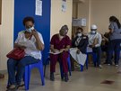 Jihoafriané ekají na okování vakcínou. (5. bezna 2021)