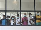 Jihoafrití zdravotníci sledují dodávky vakcíny. (11. února 2021)