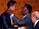 Pelé gratuluje Cristianu Ronaldovi k zisku Zlatého míe v roce 2013.