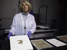 Izraelská restaurátorka Tayna Bitlerová ukazuje nov objevené fragmenty svitk...