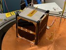 Nanosatelit GRBAlpha, takzvan CubeSat kategorie 1U, je mal kostka o dlce...