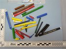 Po�tovní zásilka obsahující drogy d�mysln� schované ve fixách.